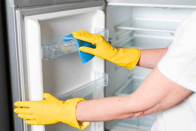 Для исключения поломок регулярно и аккуратно размораживайте холодильник